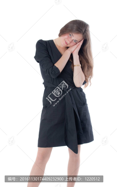 苗條的女孩穿著黑色的衣服