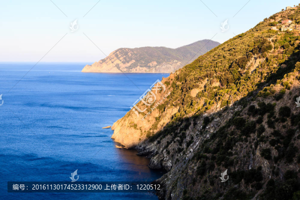 野生和巖石海岸附近的克里日亞村五水