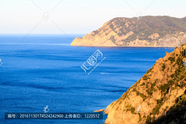 野生和巖石海岸附近的克里日亞村五水