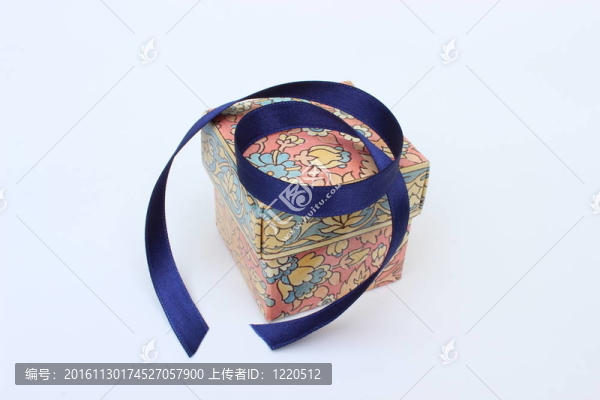 盒子和絲帶