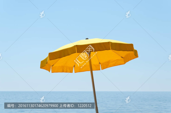 藍色天空下的黃色的傘