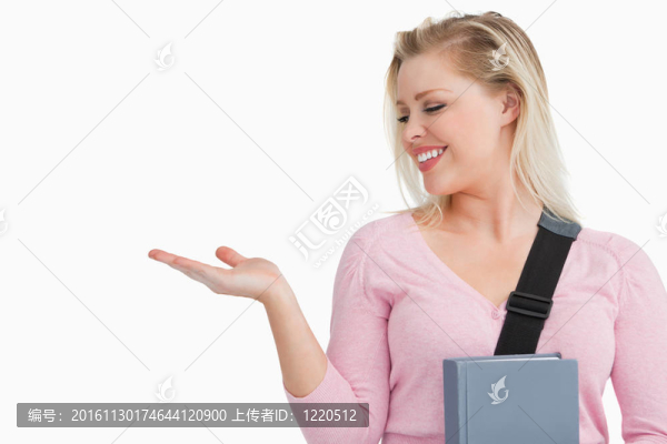 開朗的金發(fā)女郎伸出手掌