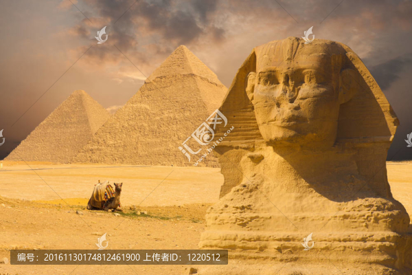 大獅身人面像面臨金字塔落日背景