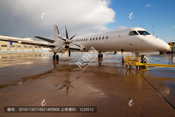 在機(jī)場的白色飛機(jī)。