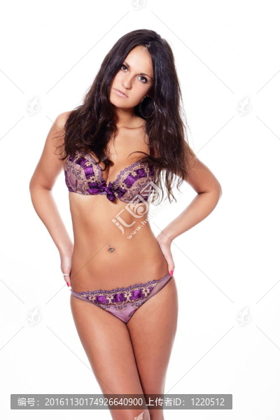 一個(gè)年輕的女性時(shí)裝模特女孩穿著白色背景的漂亮內(nèi)衣