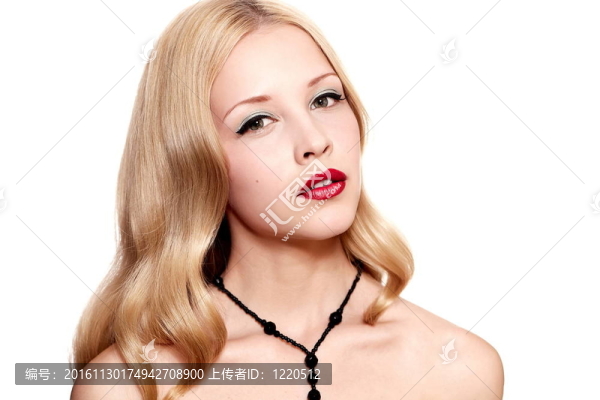 性感的金發(fā)白人年輕女子模型與魅力紅唇特寫肖像；亮妝；眼箭化妝；純度的膚色。完美清潔皮膚。