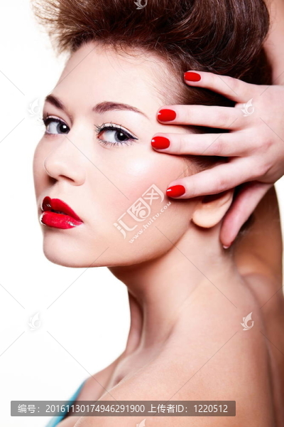 性感黑發(fā)白人的年輕女性明亮的化妝與紅色的嘴唇和紅亮的美甲時(shí)尚l(wèi)ook.glamour特寫(xiě)肖像