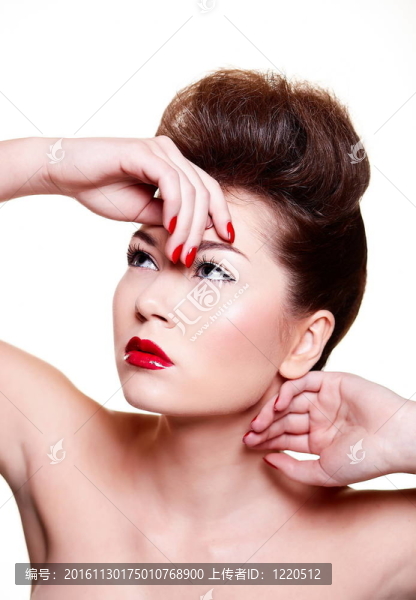 性感黑發(fā)白人的年輕女性明亮的化妝與紅色的嘴唇和紅亮的美甲時(shí)尚l(wèi)ook.glamour特寫肖像