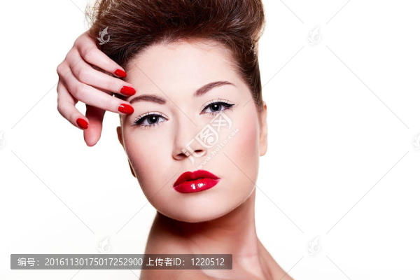 性感黑發(fā)白人的年輕女性明亮的化妝與紅色的嘴唇和紅亮的美甲時尚l(wèi)ook.glamour特寫肖像