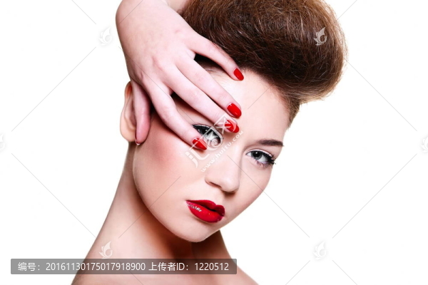 性感黑發(fā)白人的年輕女性明亮的化妝與紅色的嘴唇和紅亮的美甲時尚l(wèi)ook.glamour特寫肖像