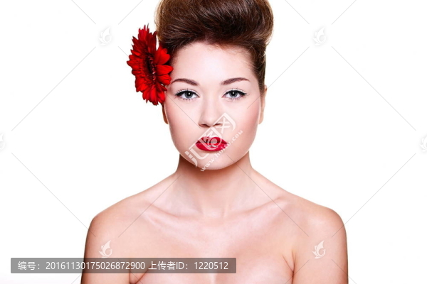 性感黑發(fā)白人的年輕女性明亮的化妝與紅色的嘴唇和紅亮的指甲與頭發(fā)中的紅色大花時尚l(wèi)ook.glamou