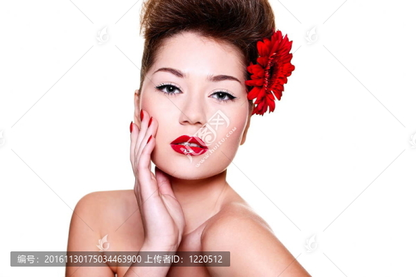 性感黑發(fā)白人的年輕女性明亮的化妝與紅色的嘴唇和紅亮的指甲與頭發(fā)中的紅色大花時(shí)尚l(wèi)ook.glamou