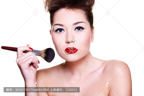 性感黑發(fā)白人的年輕女性明亮的化妝與紅色的嘴唇和紅亮的指甲化妝刷高時尚l(wèi)ook.glamour特寫肖像