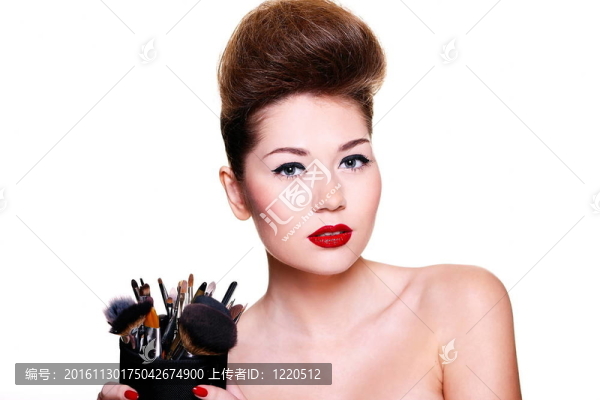 性感黑發(fā)白人的年輕女性明亮的化妝與紅色的嘴唇和紅色鮮艷的指甲和化妝時尚l(wèi)ook.glamour特寫肖