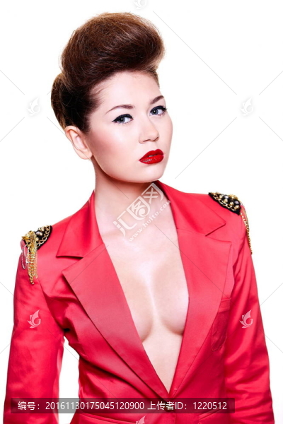 性感黑人白人年輕女性在明亮的粉紅色外套，紅色的嘴唇明亮的化妝時(shí)尚l(wèi)ook.glamour特寫肖像