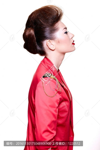 性感黑人白人年輕女性在明亮的粉紅色外套，紅色的嘴唇明亮的化妝時(shí)尚l(wèi)ook.glamour特寫肖像