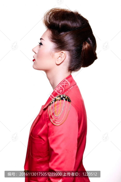 性感黑人白人年輕女性在明亮的粉紅色外套，紅色的嘴唇明亮的化妝時尚l(wèi)ook.glamour特寫肖像