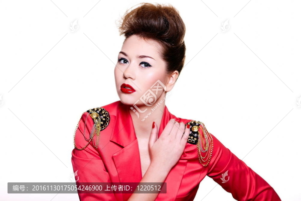 性感黑人白人年輕女性在明亮的粉紅色外套，紅色的嘴唇明亮的化妝時尚l(wèi)ook.glamour特寫肖像