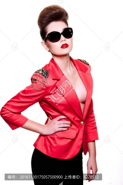 性感黑發(fā)白人的年輕女性明亮的化妝與紅色的嘴唇在明亮的粉紅色外套在太陽(yáng)眼鏡時(shí)尚l(wèi)ook.glamour