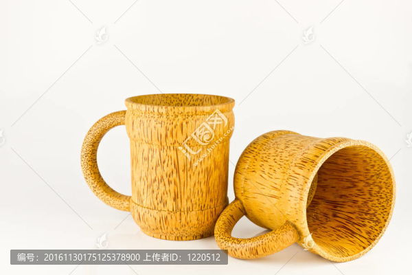 白色背景上的竹杯