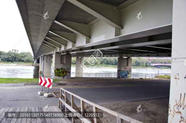 大河大橋下的路標指示