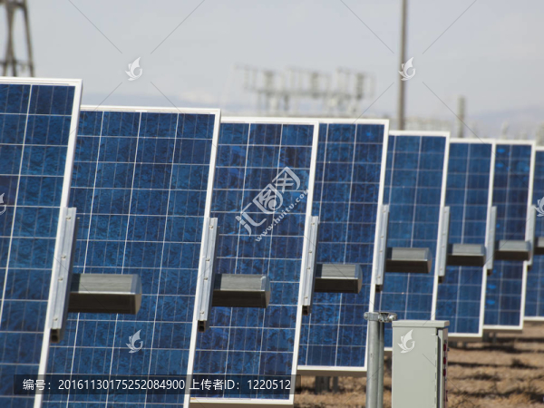 發(fā)電廠的太陽能電池板