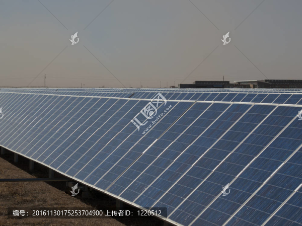 發(fā)電廠的太陽能電池板