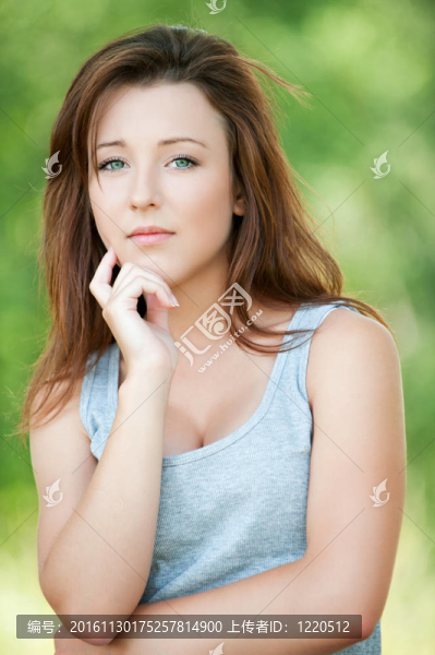 女人反映了生活