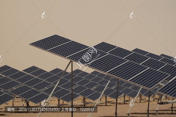 發(fā)電廠的太陽能電池板