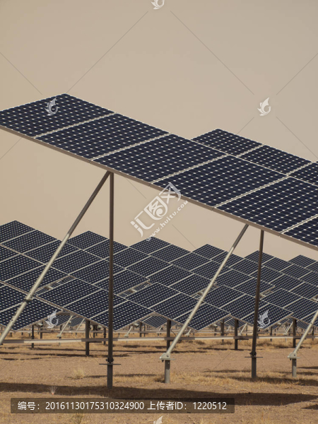 發(fā)電廠的太陽(yáng)能電池板
