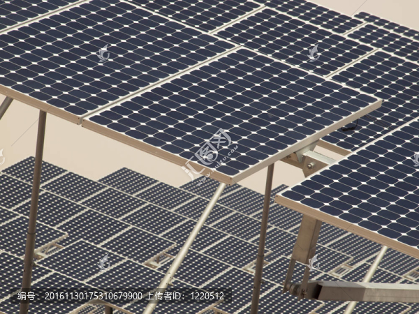 發(fā)電廠的太陽能電池板