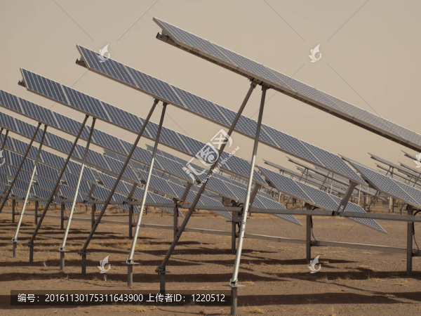 發(fā)電廠的太陽能電池板