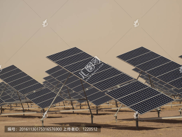 發(fā)電廠的太陽(yáng)能電池板