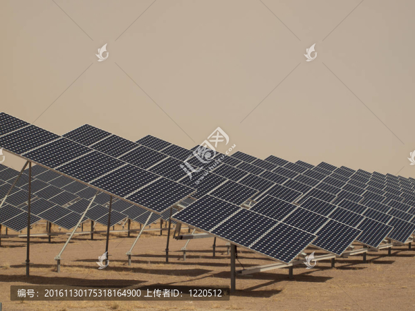 發(fā)電廠的太陽能電池板