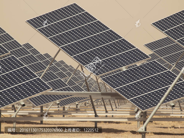 發(fā)電廠的太陽能電池板