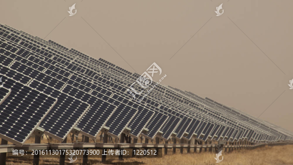 發(fā)電廠的太陽能電池板