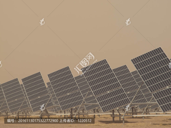 發(fā)電廠的太陽(yáng)能電池板