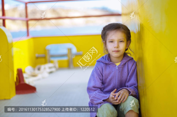 小女孩坐在