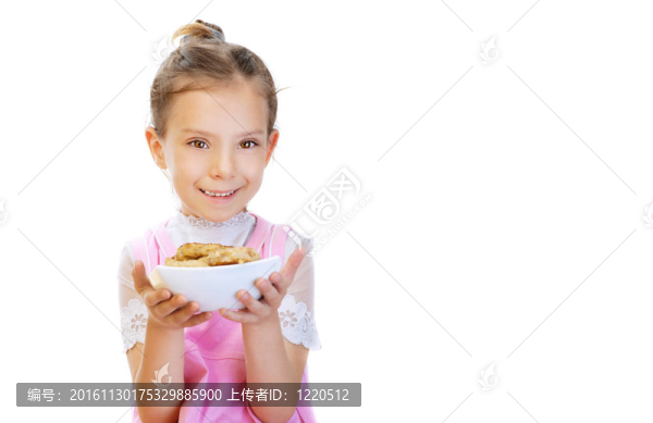 小女孩拿著板的肉排