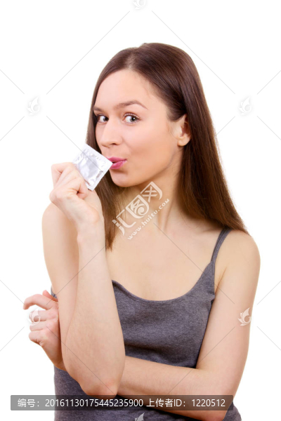 抱著避孕套的女人