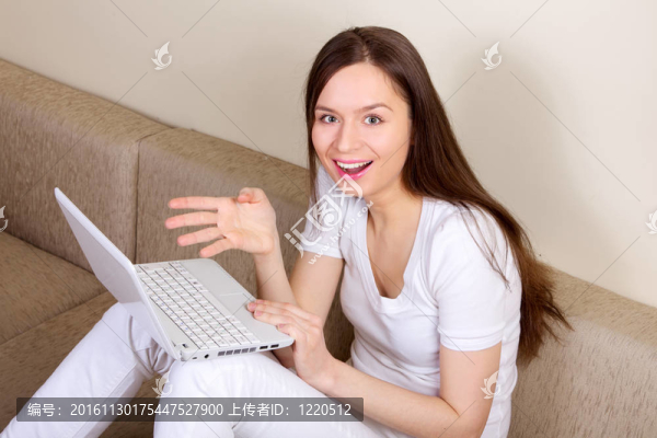 帶筆記本電腦的女孩