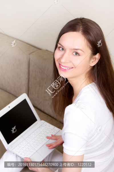 帶筆記本電腦的女孩