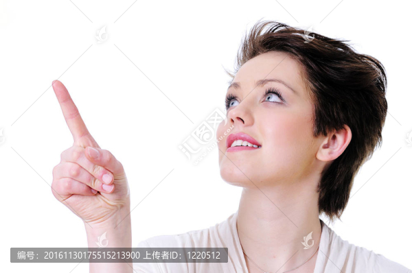 年輕的女人表現(xiàn)出了什么。指向某事