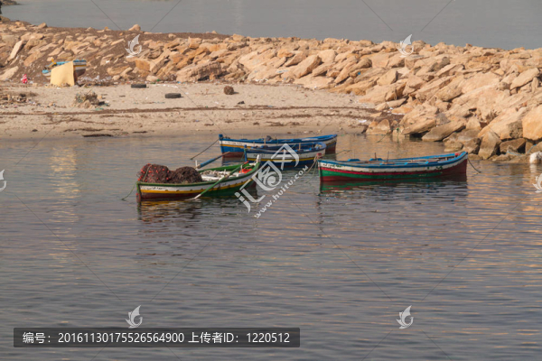 日出時(shí)在海灘上的船