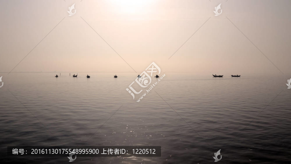在辛勞的阿維羅漁船