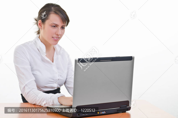 女孩在筆記本電腦上工作