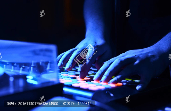DJ的混音器的手
