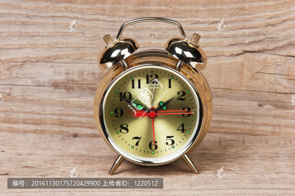 木制桌子上的金色鬧鐘