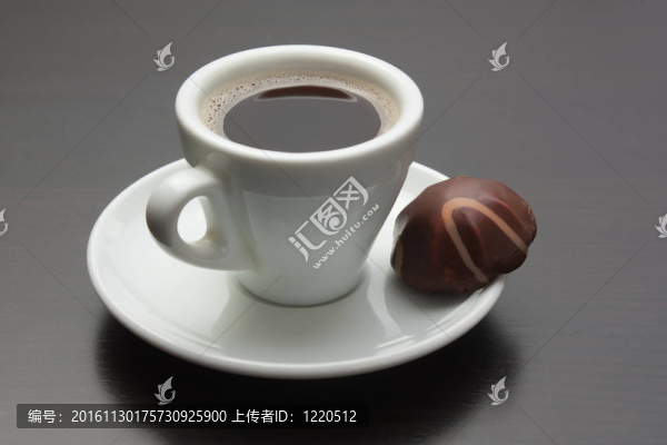 一杯咖啡和巧克力糖