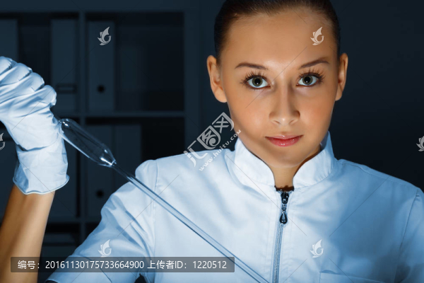 在實(shí)驗(yàn)室工作的年輕化學(xué)家